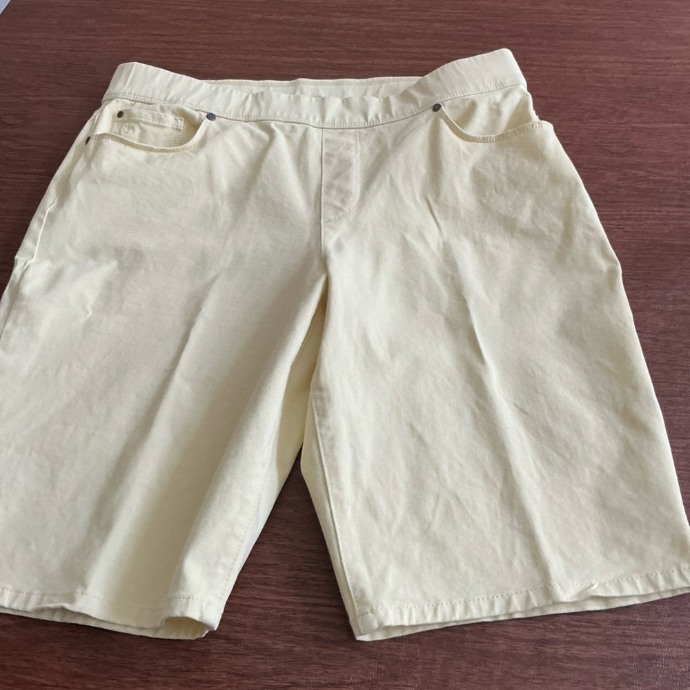 Ladies Gloria Vanderbilt pull on Bermuda Shorts Size 12. Color YELLOW